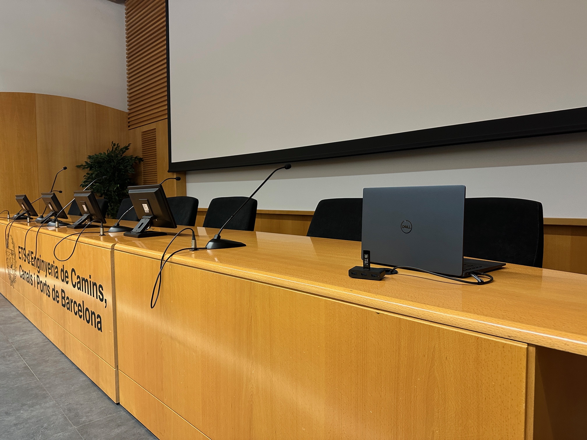 Portàtil i monitors taula